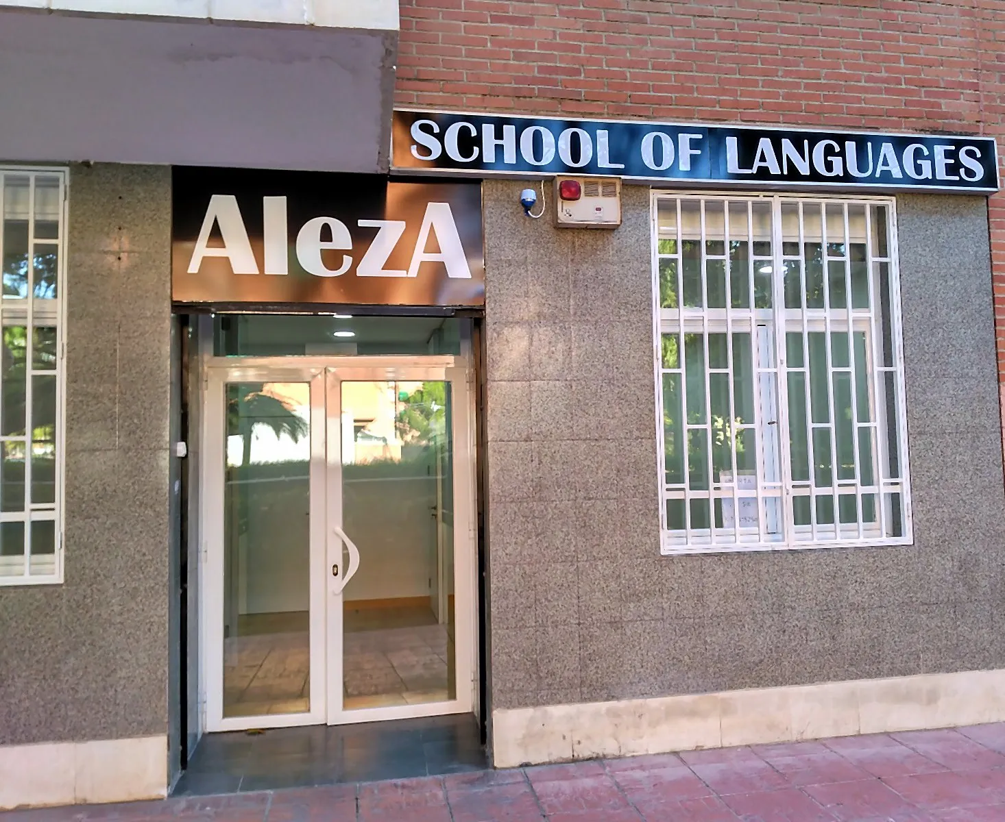 Fachada de la academia con el cartel AlezA School of Languages en la calle Castrillo de Aza